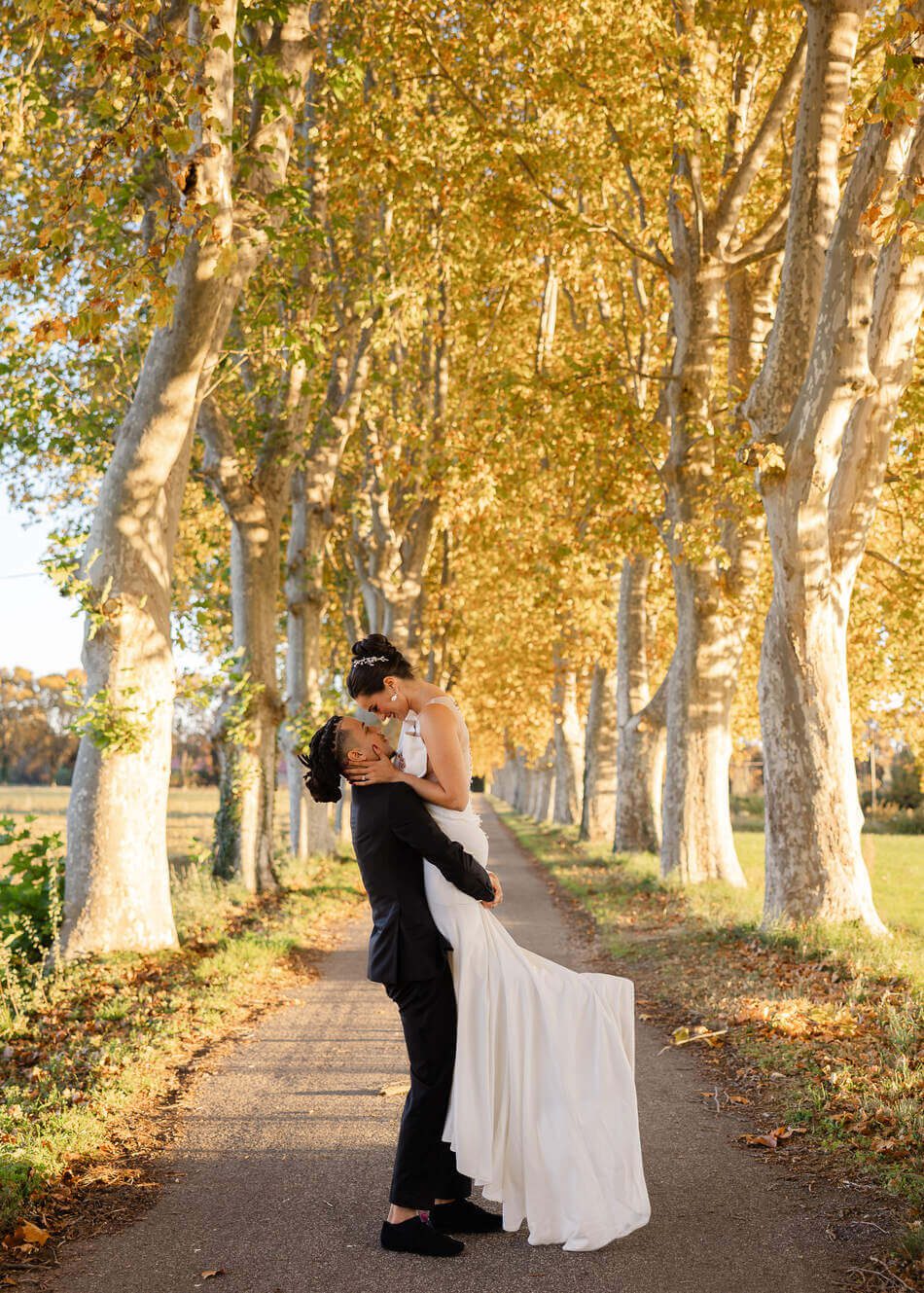 Lieu de réception de mariage - Mariés dans l'allée principale du Château de Vergières